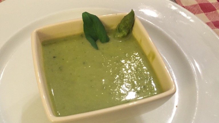 Soupe d&rsquo;asperges au parmesan et basilic