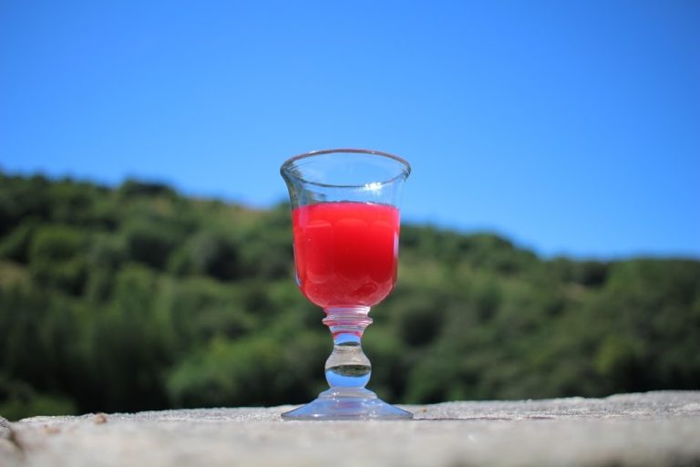 Boisson alcoolisée à la groseille