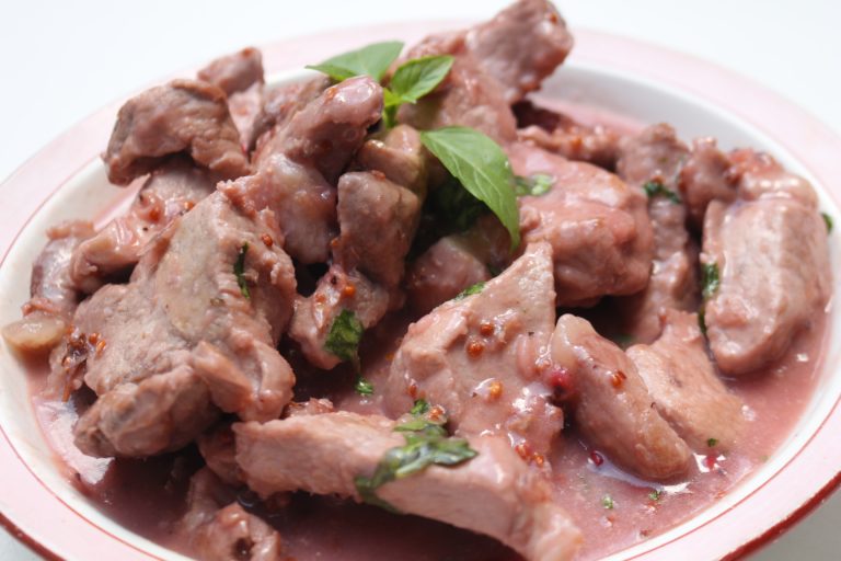 Sauté de porc, sauce groseille et basilic