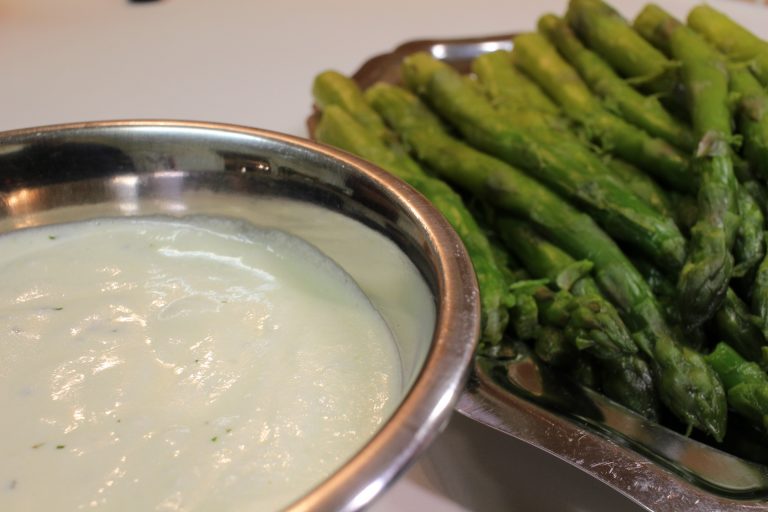 asperges à la sauce à l'estragon
