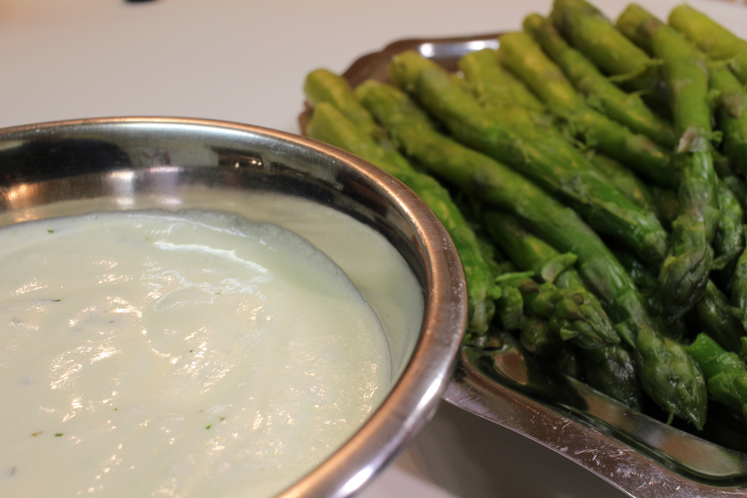 asperges à la sauce à l'estragon