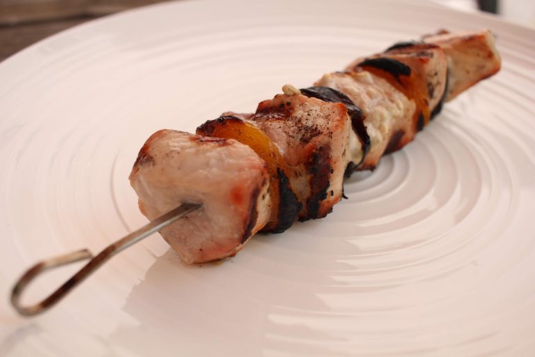 brochettes de porc aux fruits