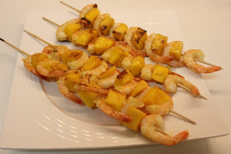 brochettes de crevettes et mangues