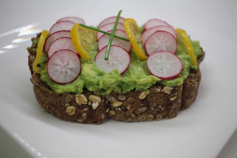 avocado toast au radis