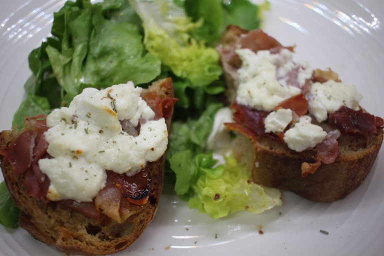 tartine au chèvre jambon miel