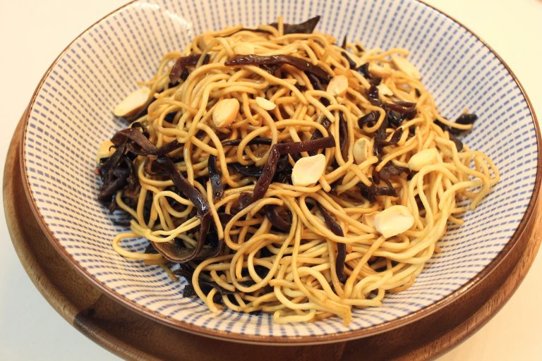 Nouilles chinoises aux champignons noirs et sauce soja