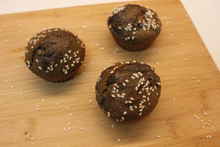 muffins à la banane et sésame noir