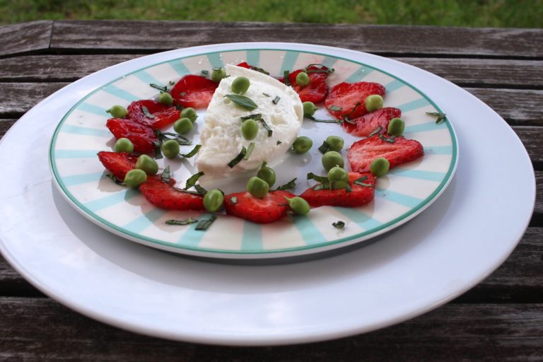 Recette de mozzarella et fraises aux petits pois