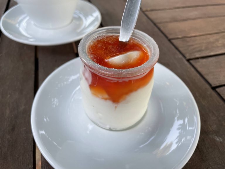 Fromage blanc au coulis exotique