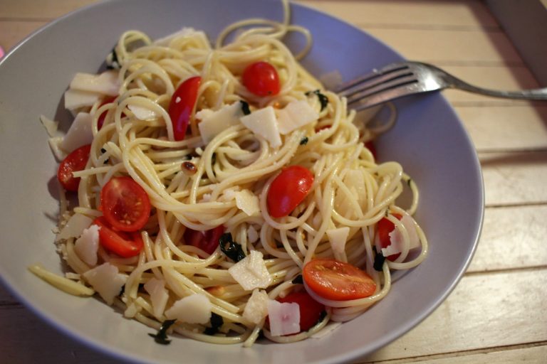 spaghettis au basilic et tomates cerise