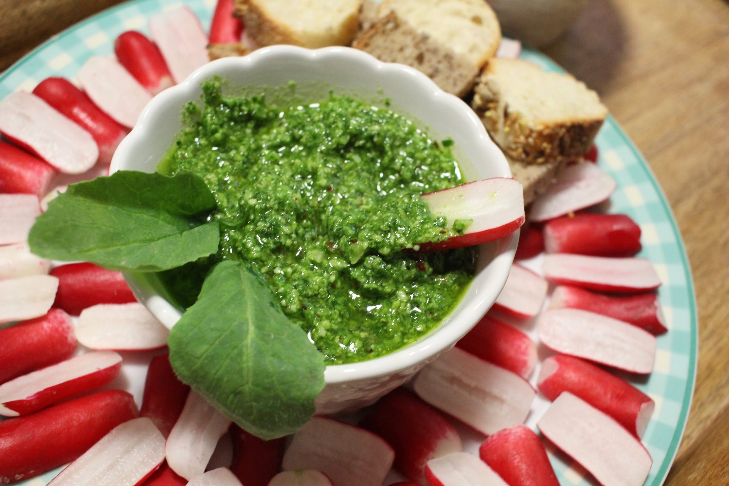 Pesto de fanes de radis