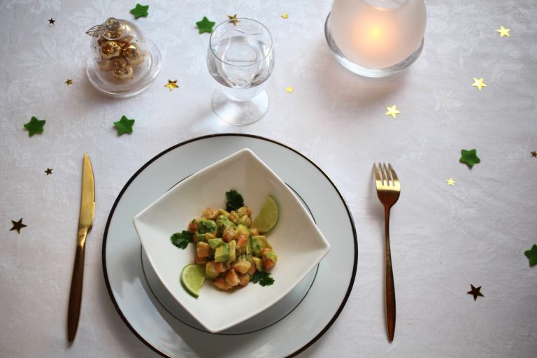Avocats aux crevettes et fruits de la passion